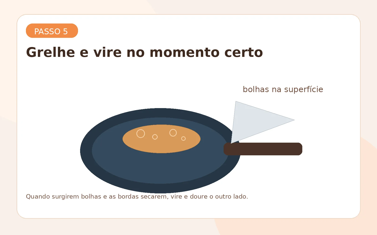 Panqueca dourando com bolhas na superfície no momento de virar.